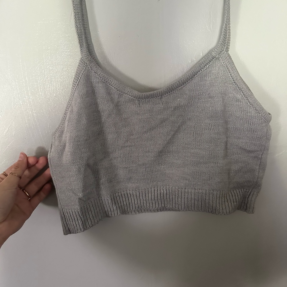 Gray sweaterlike crop top